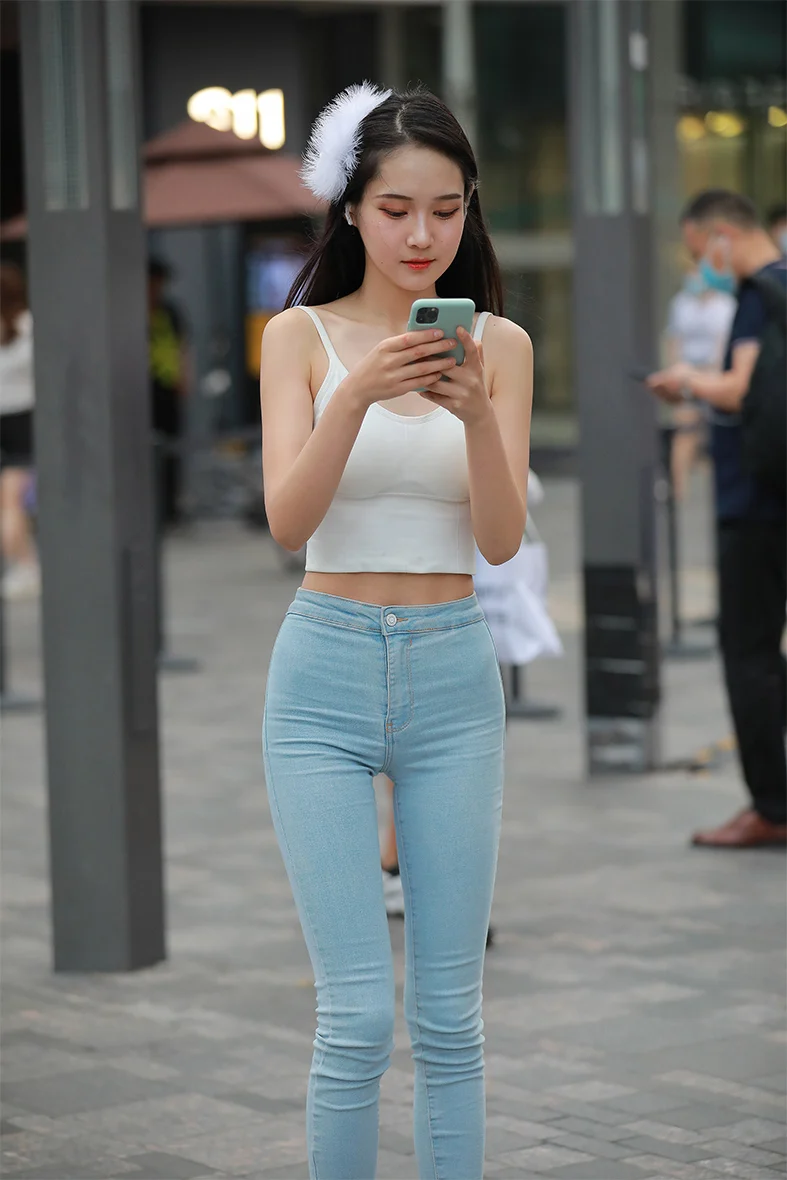 精选街拍NO.2043-紧身牛仔裤小仙女[98P／92MB]